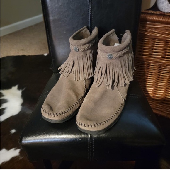 Minnetonka moccasins - suede ankle boots with fringe - women’s size 8 - Picture 3 of 4